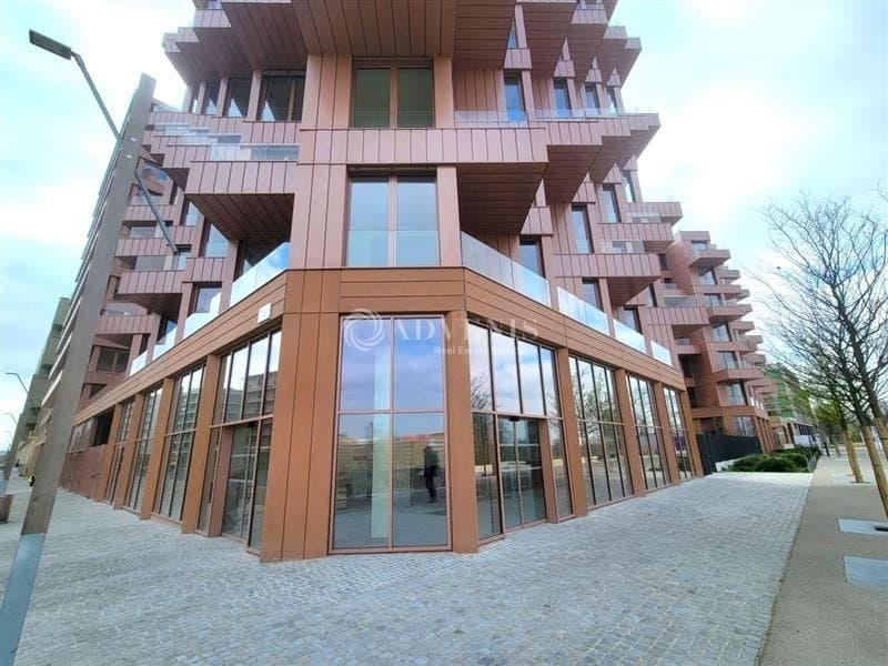 Local commercial · 146 m² · Location — photo 3