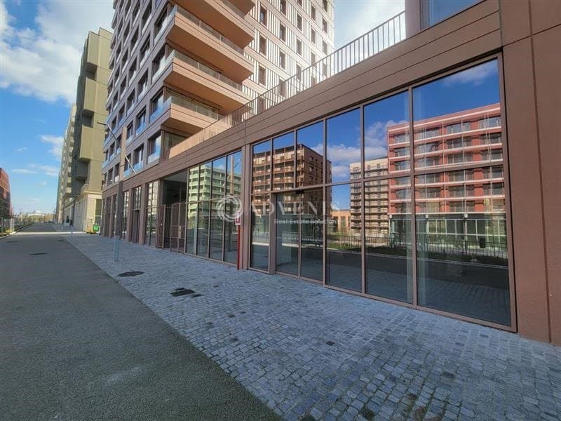 Local commercial · 445 m² · Location — photo 2
