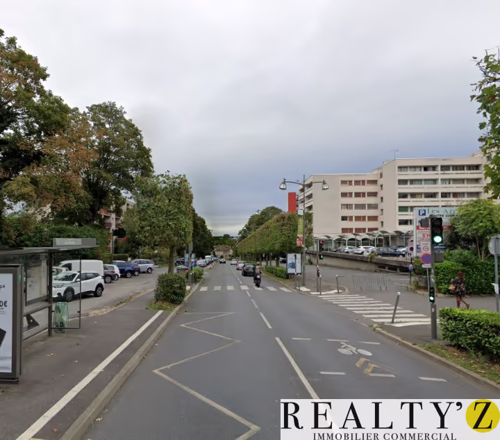 Local commercial · 928 m² · Location — photo 1