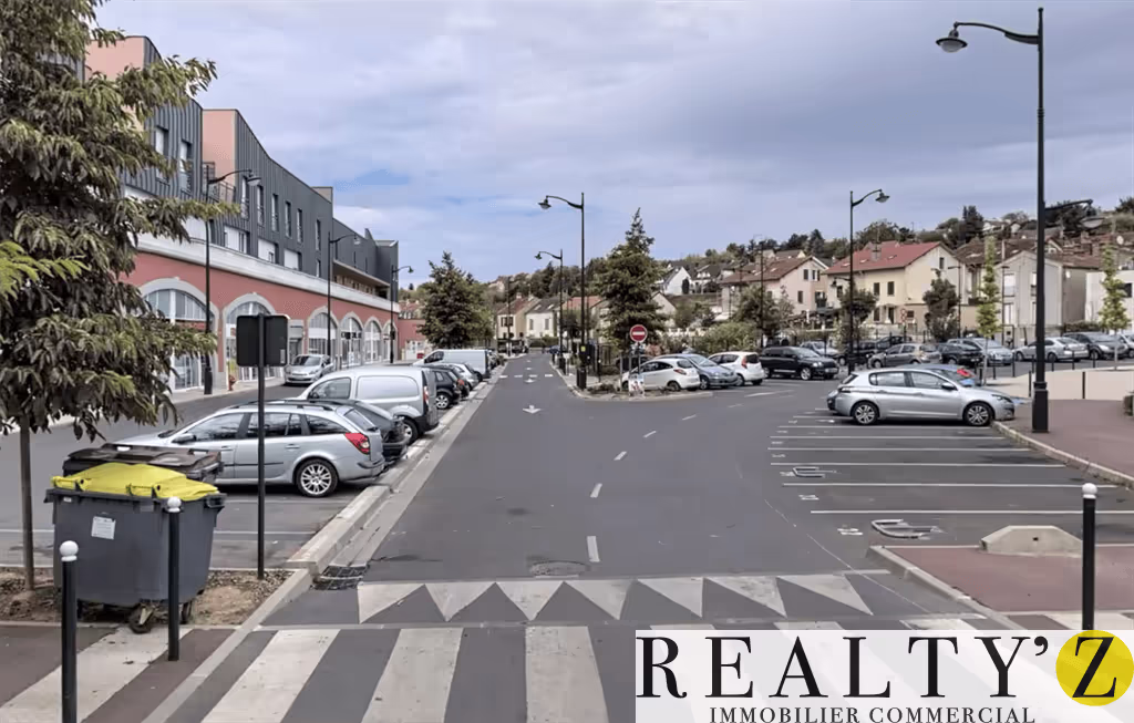 Local commercial · 300 m² · Location — photo 1