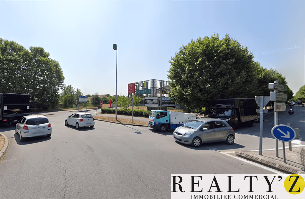 Local commercial · 271 m² · Location — photo 1