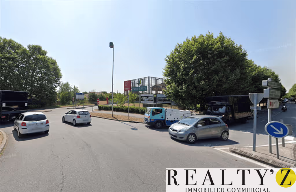 Local commercial · 240 m² · Location — photo 1