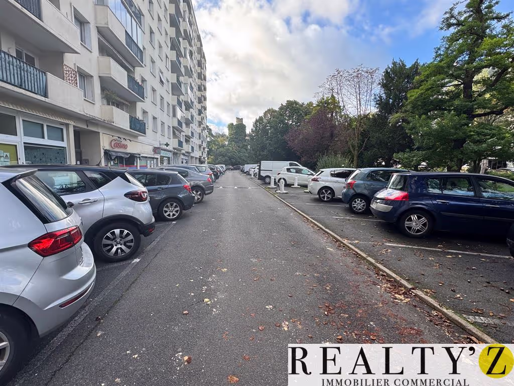 Local commercial · 136 m² · Location — photo 1