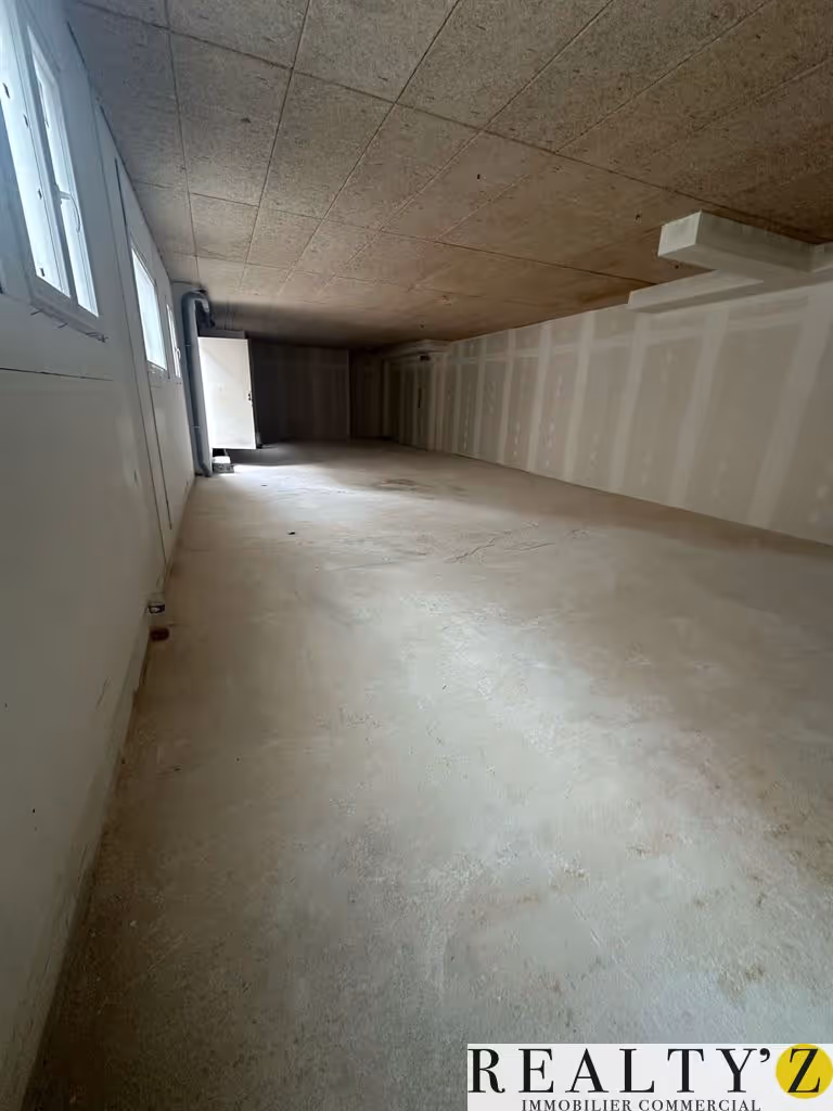 Local commercial · 113 m² · Location — photo 1