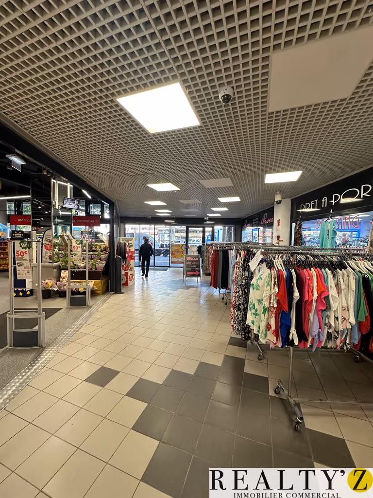 Local commercial · 68 m² · Location — photo 1