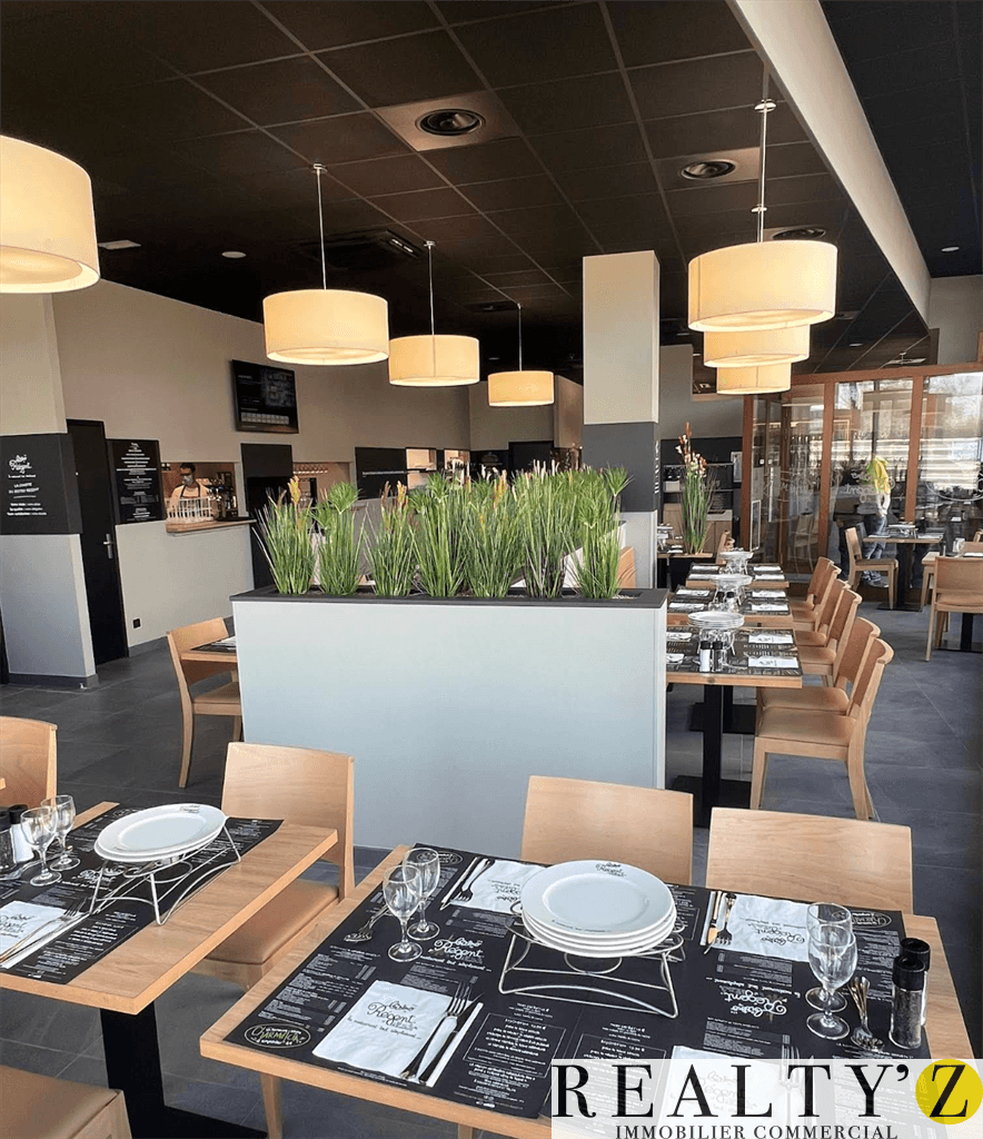 Local commercial · 306 m² · Location — photo 1