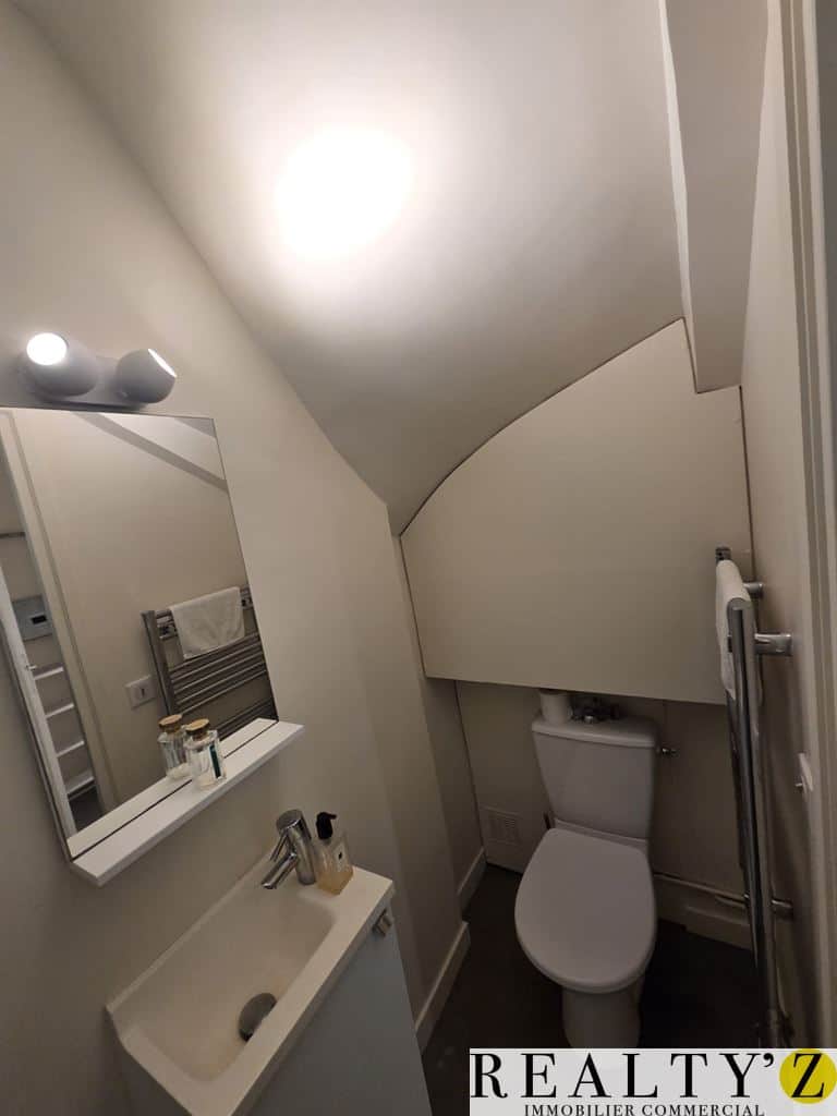 Local commercial · 145 m² · Location — photo 1