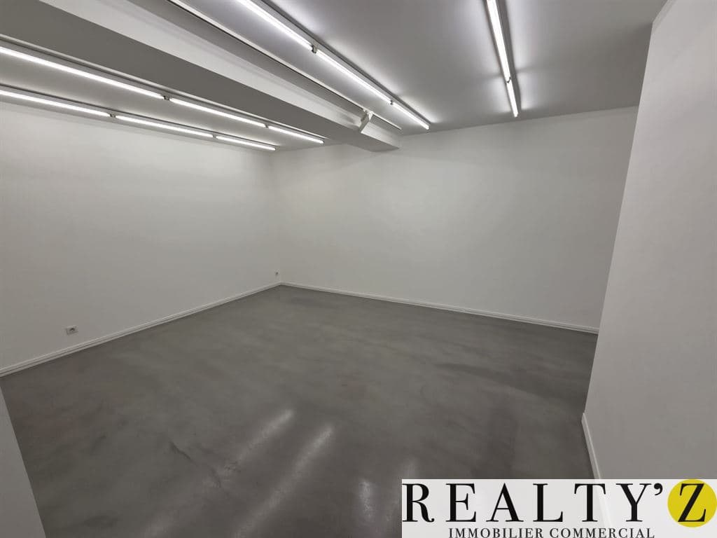 Local commercial · 145 m² · Location — photo 1