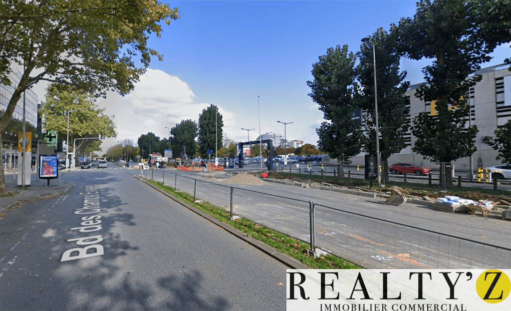 Local commercial · 690 m² · Location — photo 1