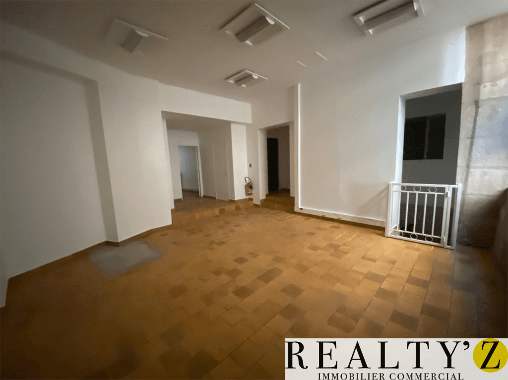 Local commercial · 156 m² · Location — photo 1