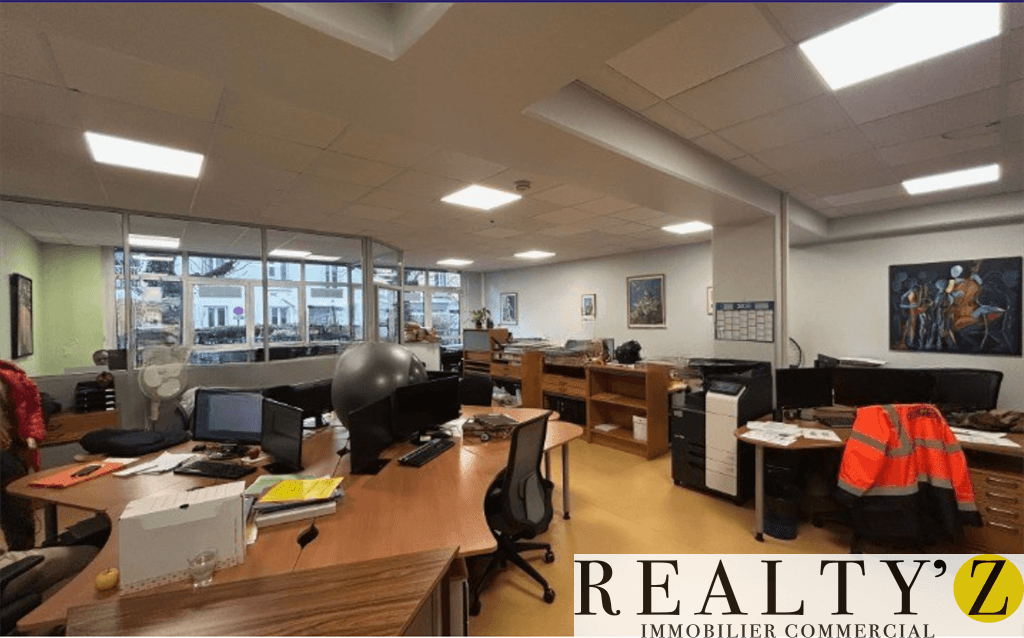 Local commercial · 307 m² · Location — photo 1