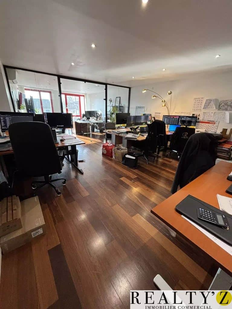Local commercial · 138 m² · Location — photo 1
