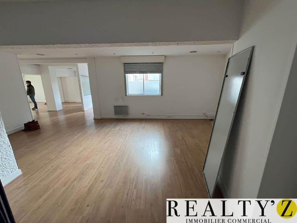 Local commercial · 145 m² · Location — photo 1