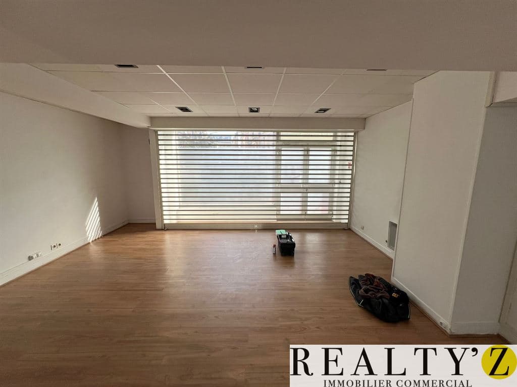 Local commercial · 145 m² · Location — photo 1
