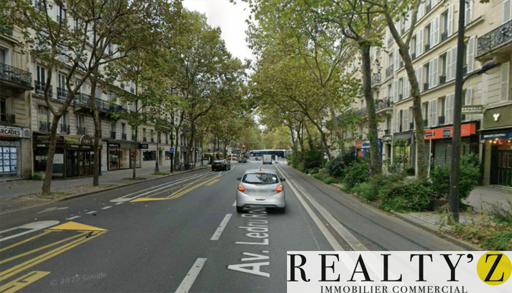 Local commercial · 77 m² · Location — photo 1