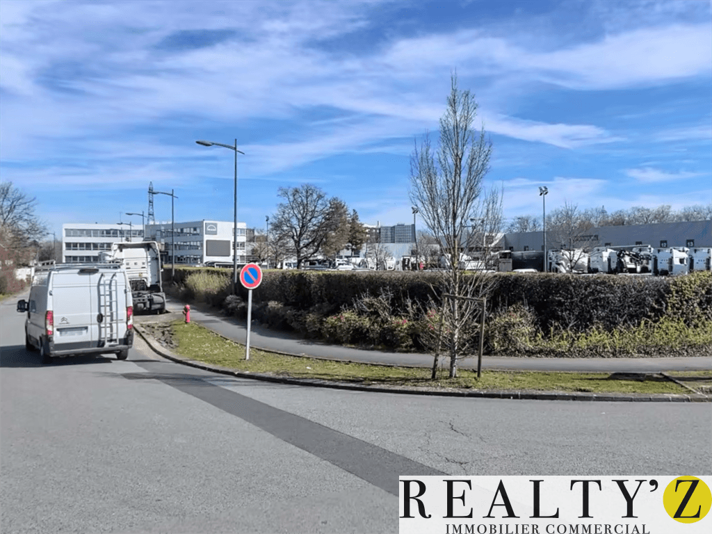Local commercial · 445 m² · Location — photo 1