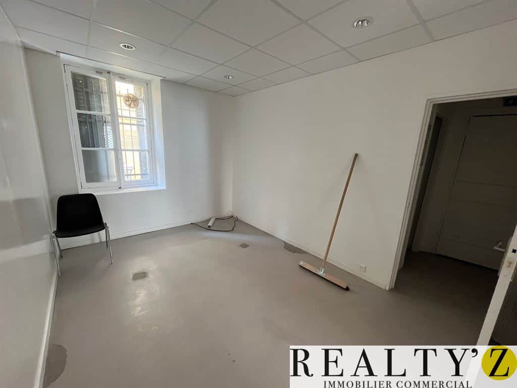 Local commercial · 65 m² · Location — photo 1