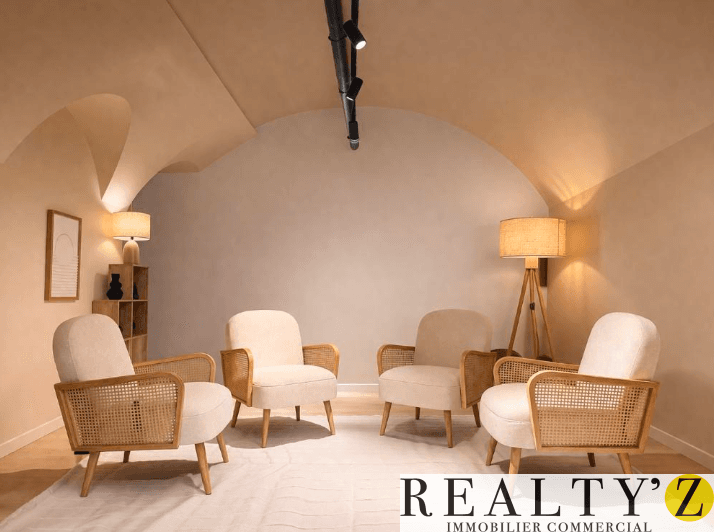 Local commercial · 203 m² · Location — photo 1