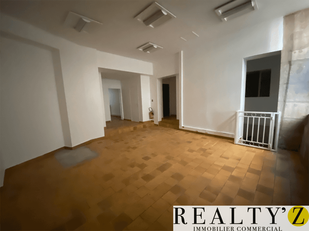 Local commercial · 156 m² · Achat des murs — photo 1