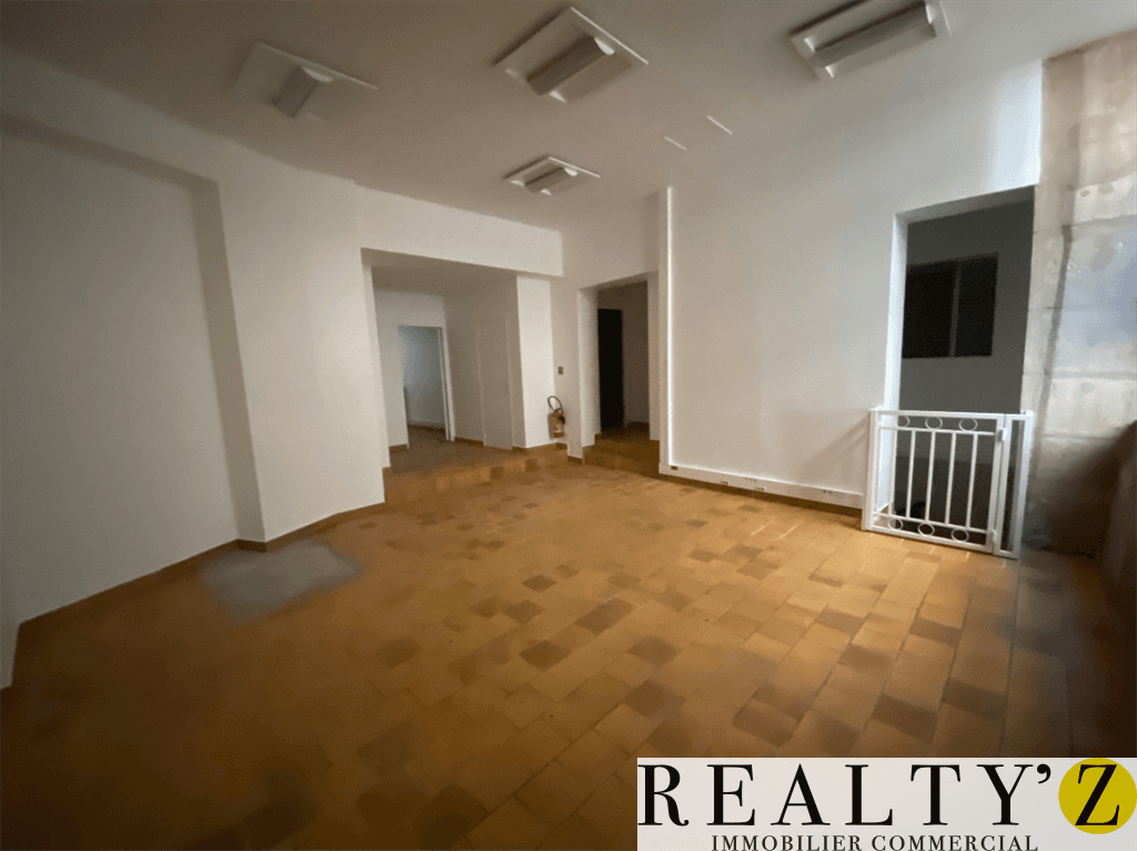 Local commercial · 156 m² · Achat des murs — photo 1