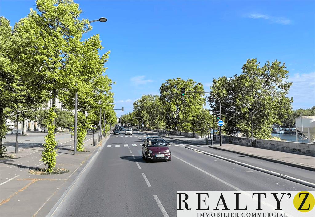 Local commercial · 230 m² · Location — photo 1
