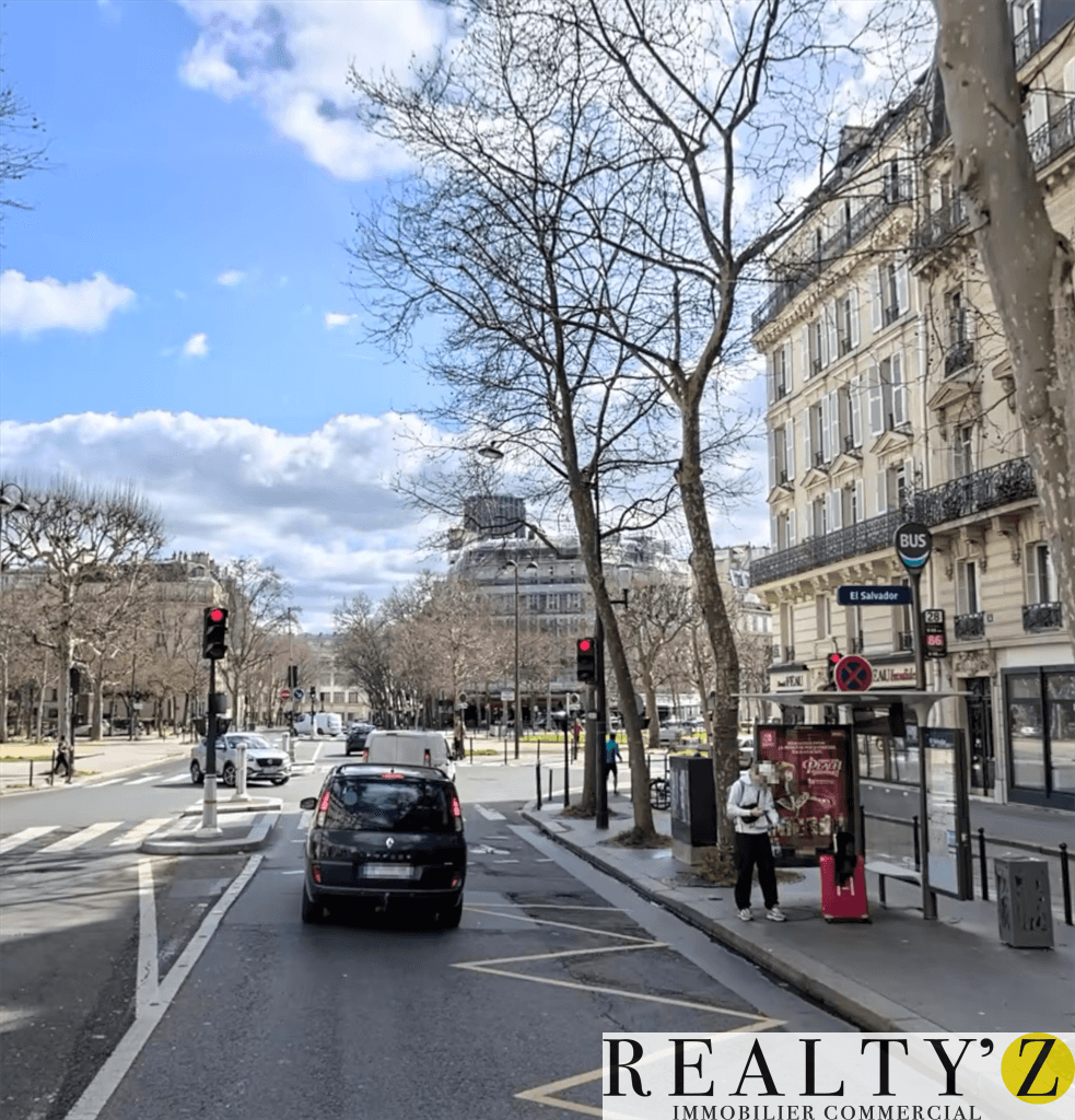 Local commercial · 61 m² · Location — photo 1