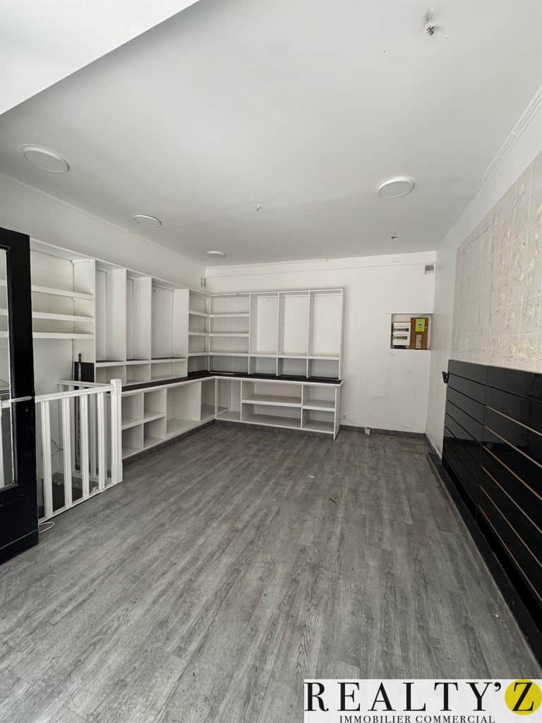 Local commercial · 44 m² · Location — photo 1