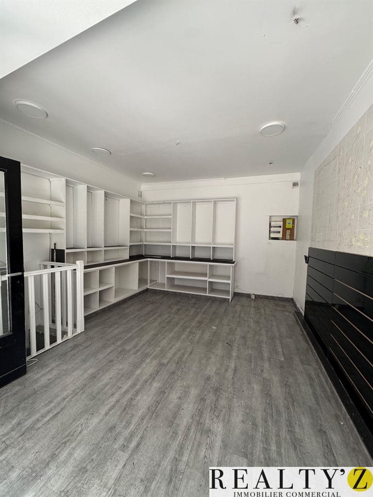 Local commercial · 44 m² · Location — photo 1