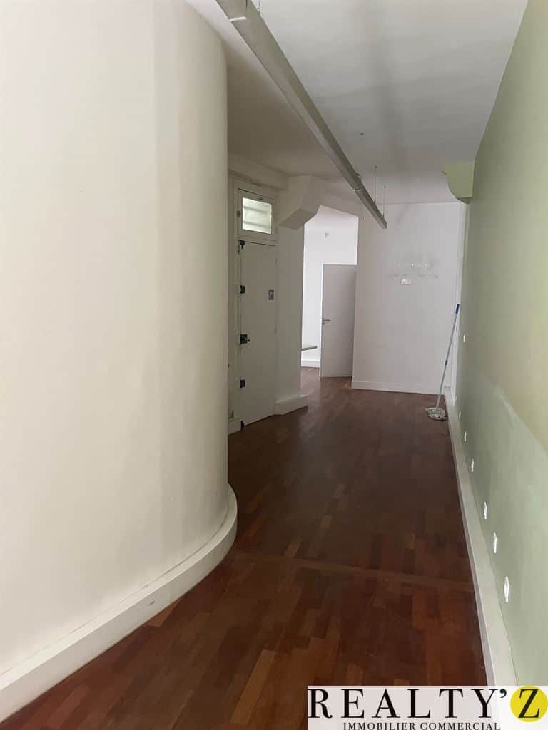 Local commercial · 73 m² · Achat des murs — photo 1