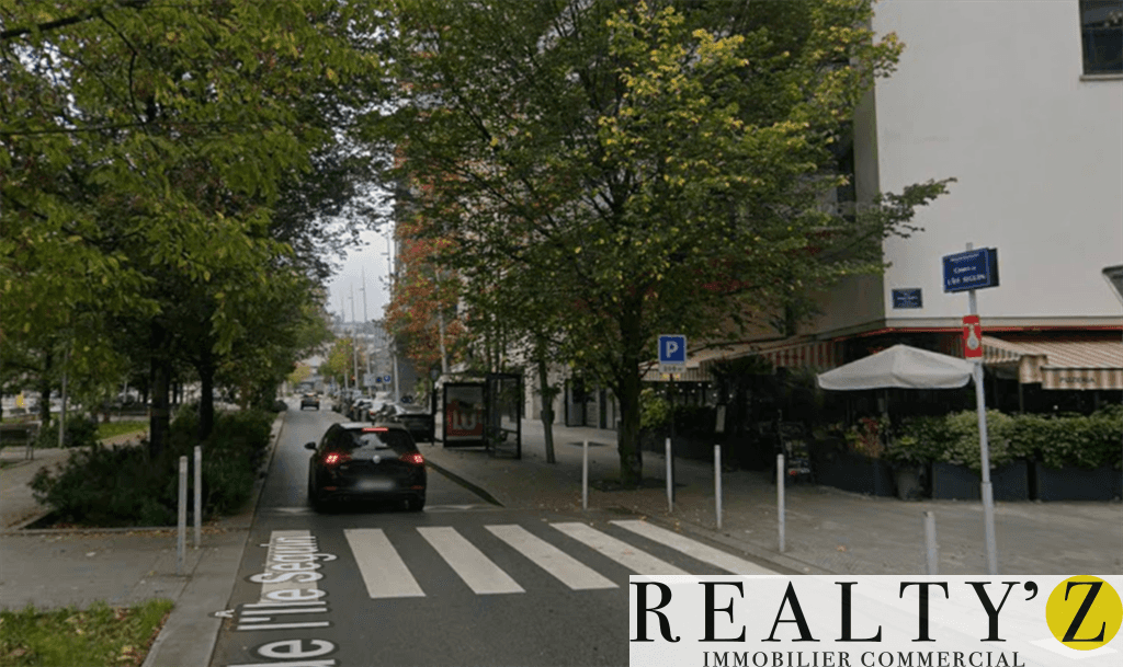 Local commercial · 302 m² · Location — photo 1