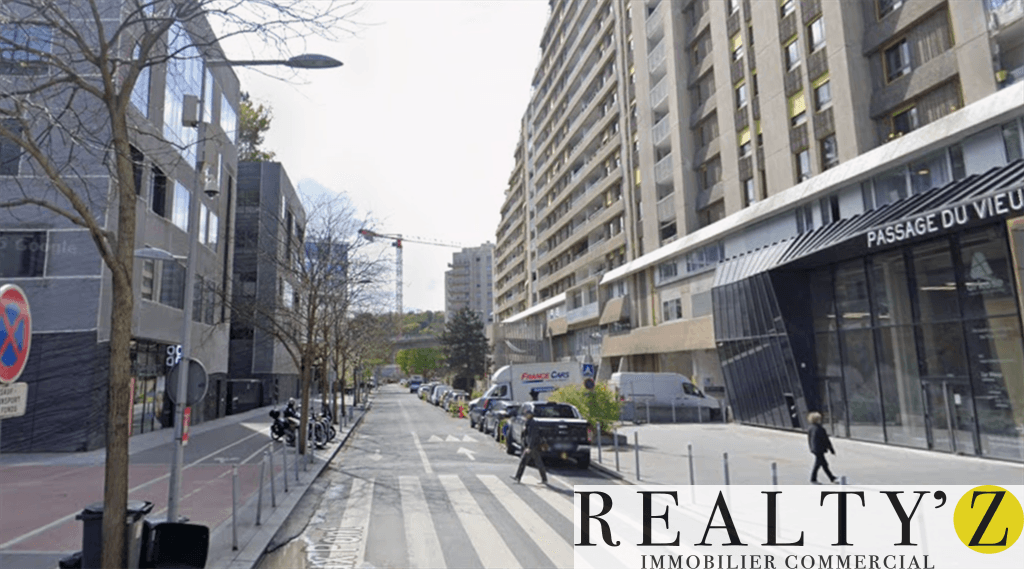 Local commercial · 302 m² · Location — photo 1