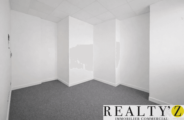 Local commercial · 122 m² · Location — photo 1