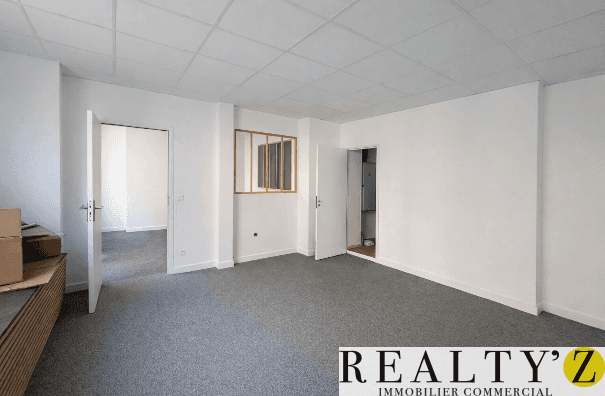 Local commercial · 122 m² · Location — photo 1