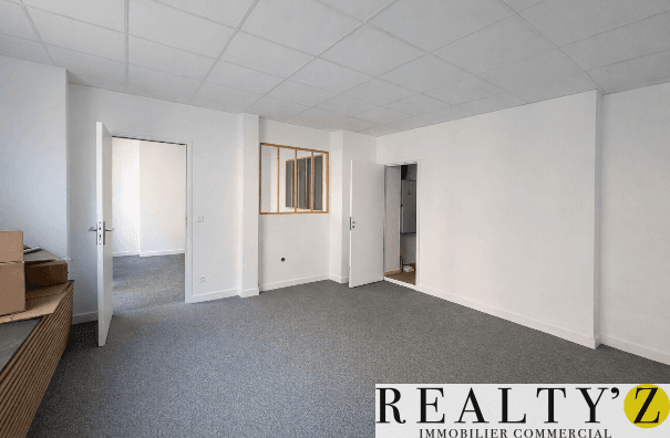 Local commercial · 122 m² · Location — photo 1