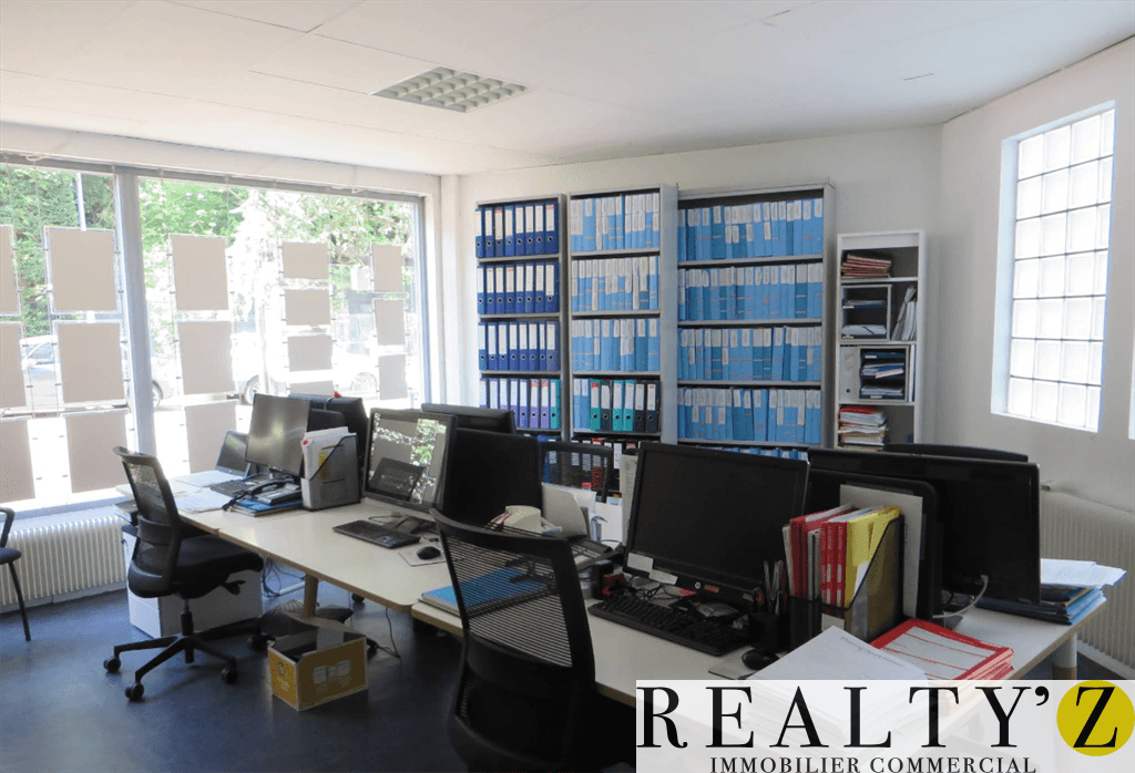 Local commercial · 137 m² · Location — photo 1