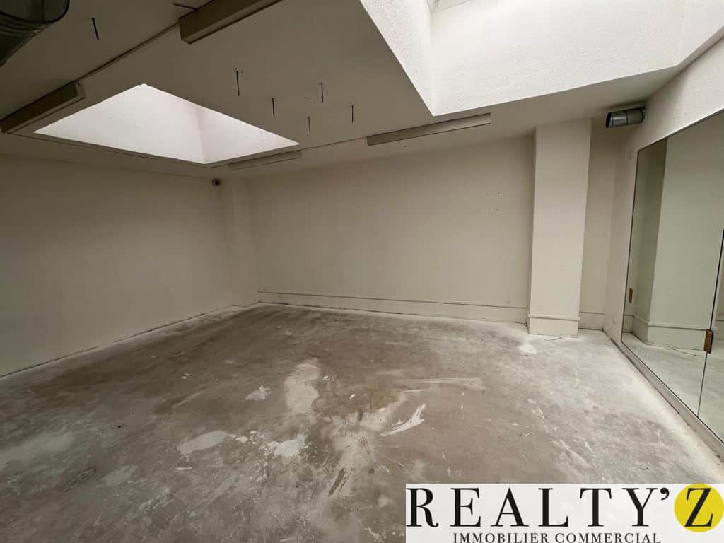 Local commercial · 690 m² · Location — photo 1