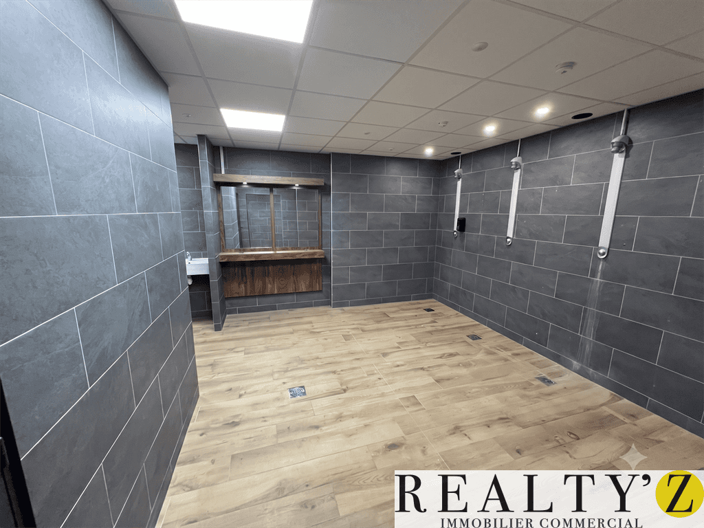 Local commercial · 690 m² · Location — photo 1