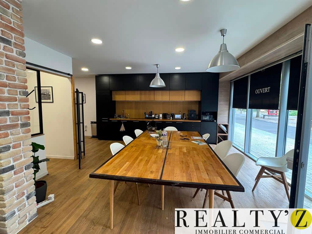Local commercial · 163 m² · Location — photo 1