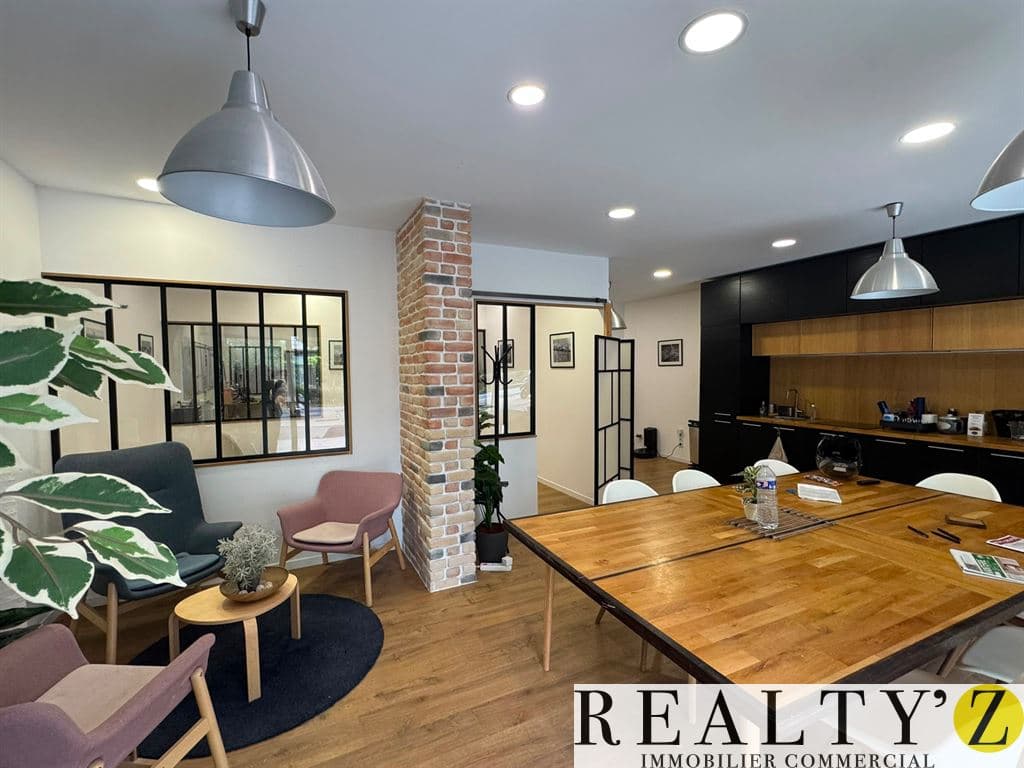 Local commercial · 163 m² · Location — photo 1
