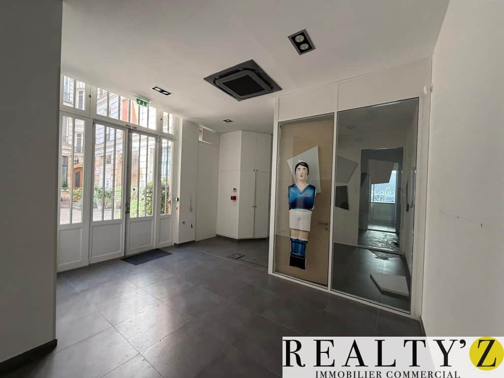 Local commercial · 240 m² · Location — photo 1