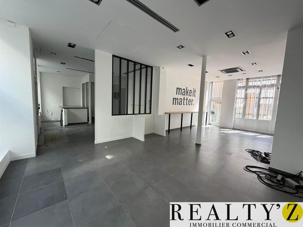 Local commercial · 240 m² · Location — photo 1