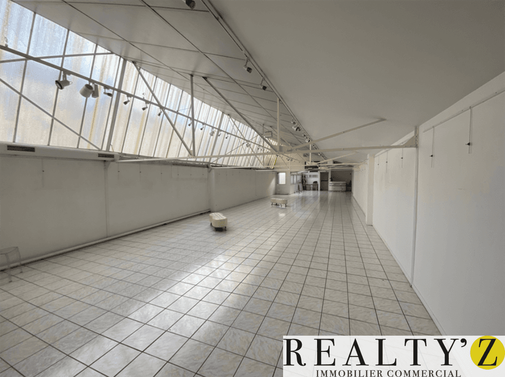 Local commercial · 894 m² · Location — photo 1