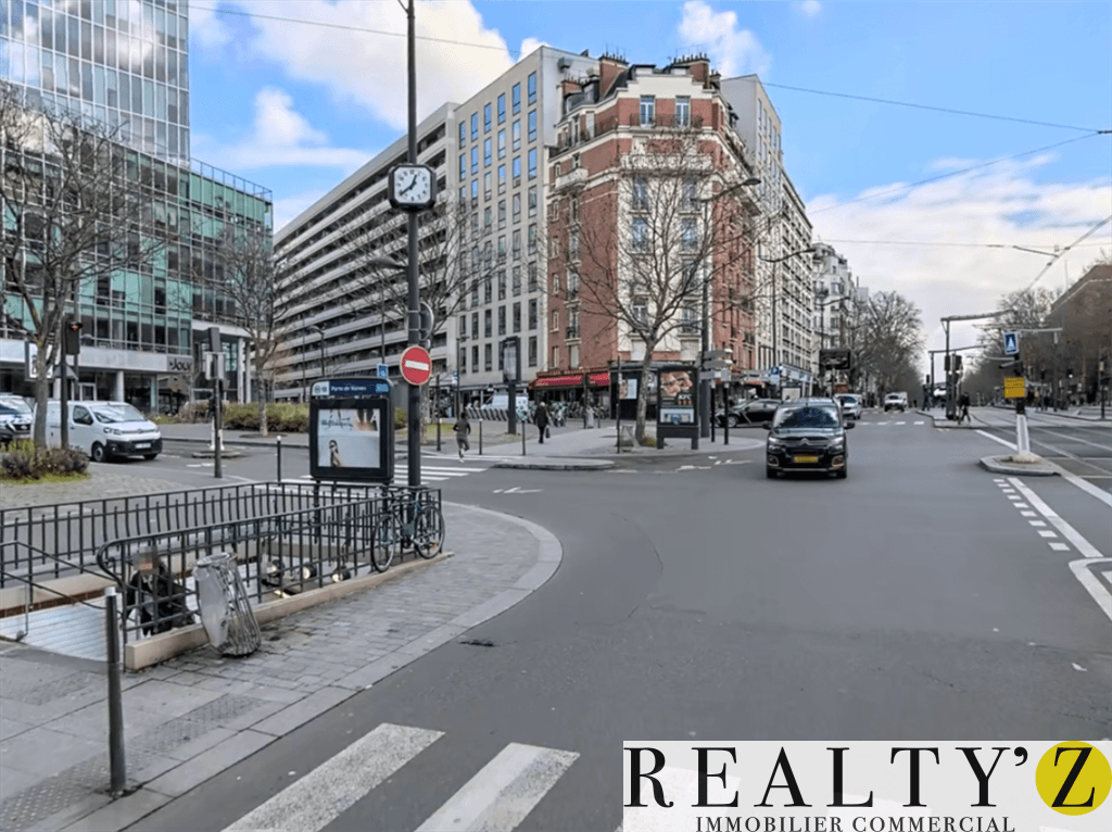 Local commercial · 894 m² · Location — photo 1