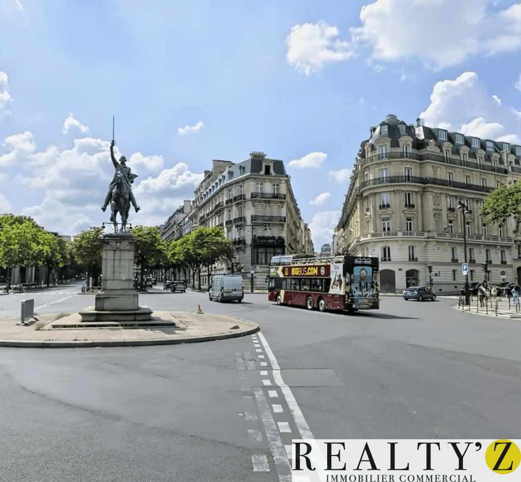 Local commercial · 305 m² · Location — photo 1