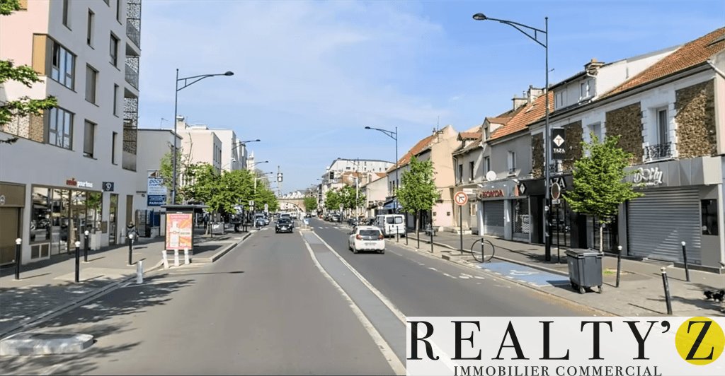 Local commercial · 304 m² · Location — photo 1