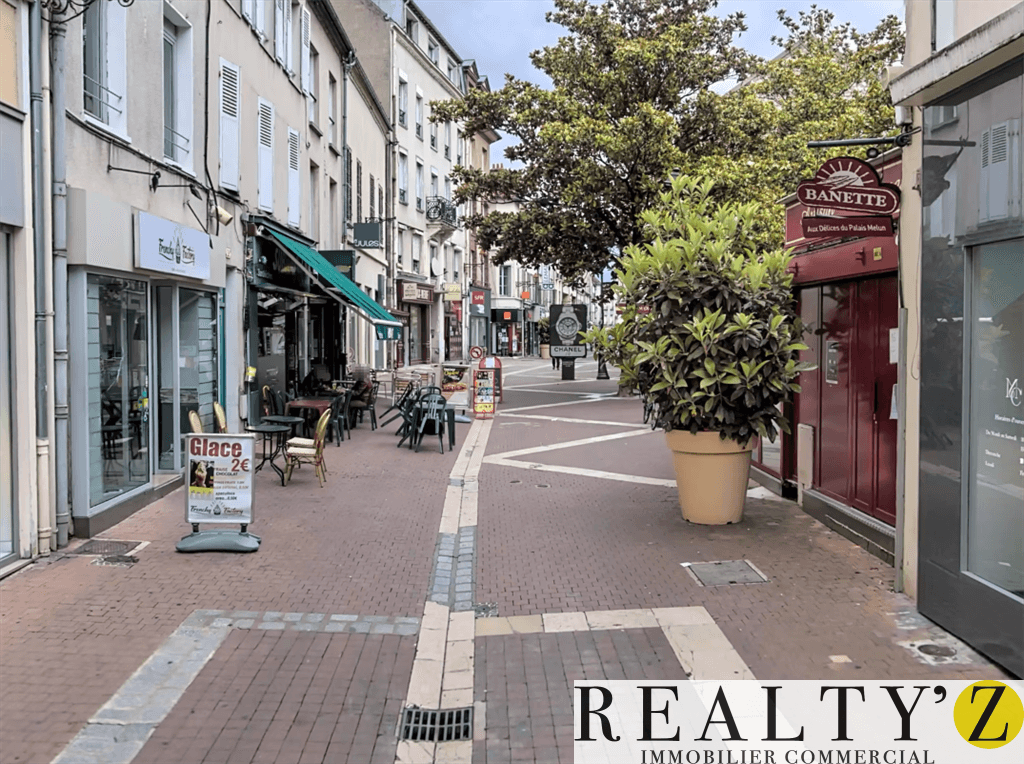 Local commercial · 215 m² · Location — photo 1