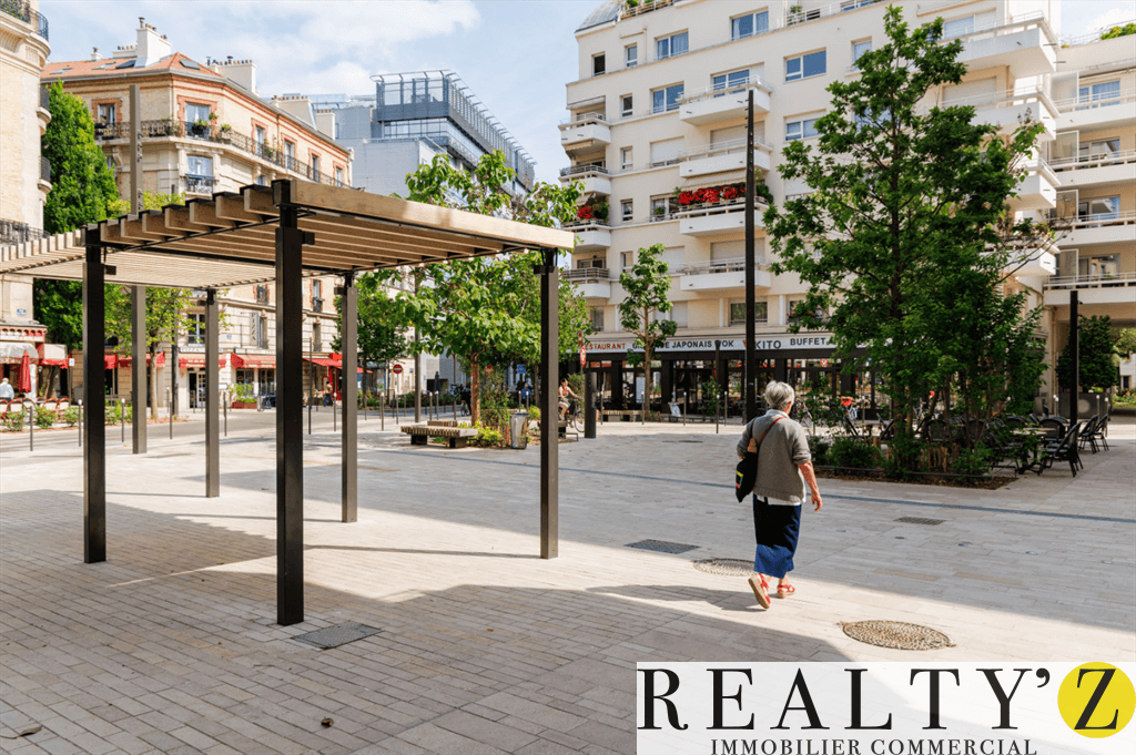 Local commercial · 143 m² · Location — photo 1
