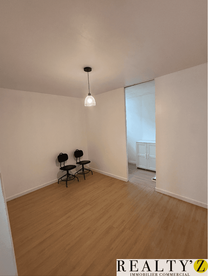 Local commercial · 27 m² · Location — photo 1
