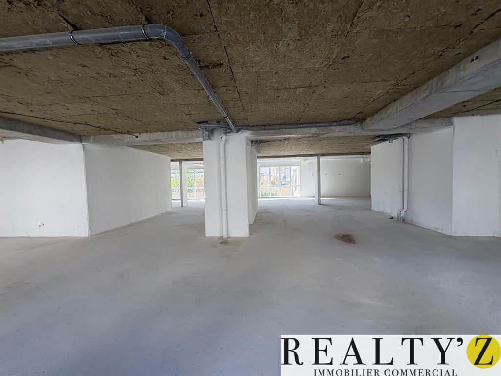 Local commercial · 670 m² · Location — photo 1