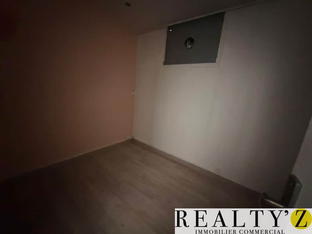 Local commercial · 31 m² · Location — photo 1